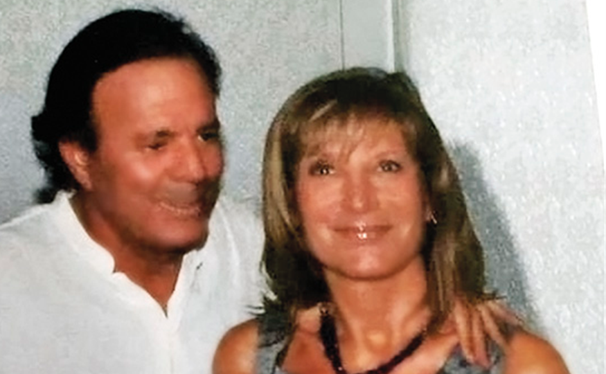 Julio Iglesias me apretó rudamente, pecho contra pecho