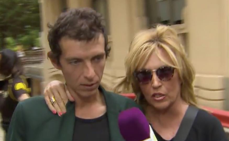 Camilo Sesto: la dolorosa despedida de su hijo en shock en la capilla ardiente