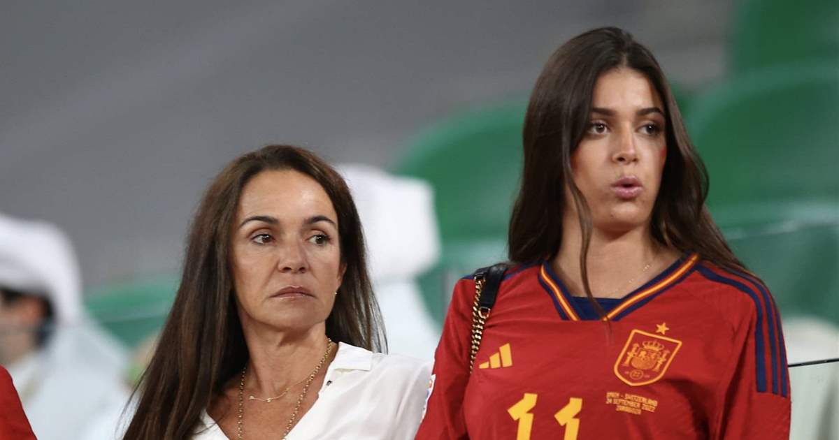 Elena Cullell y Sira Martínez, mujer e hija de Luis Enrique, juntas y  nerviosas en el último partido de España