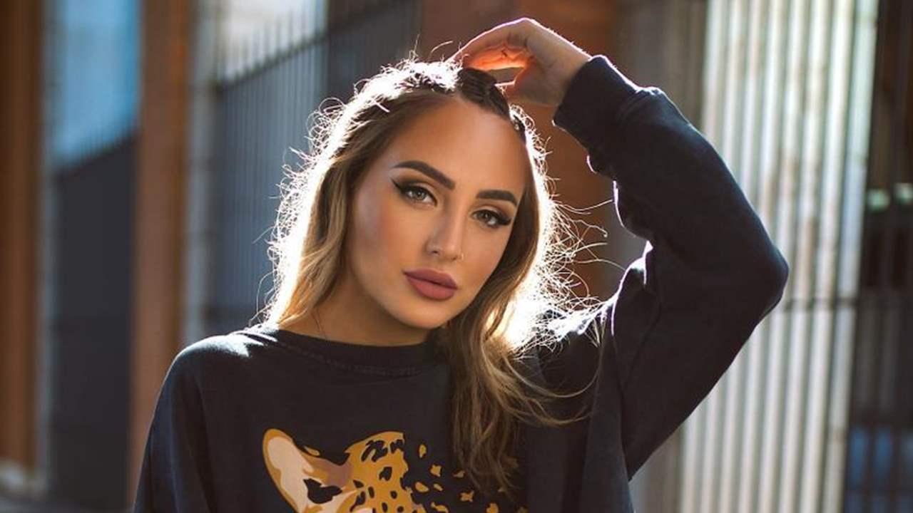 Rocío Flores vuelve a las andadas con las uñas extralargas y apuesta por la combinación de moda entre las famosas