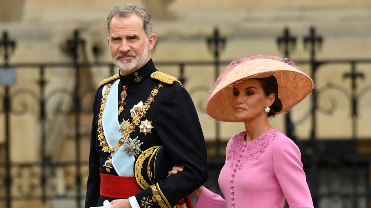 Una polémica, un secreto y varias crisis: Felipe y Letizia veinte años después de su compromiso oficial
