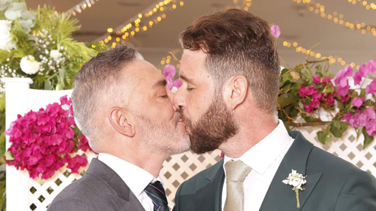 EXCLUSIVA | Los besos más románticos de la boda de Kiko Hernández y Fran  Antón
