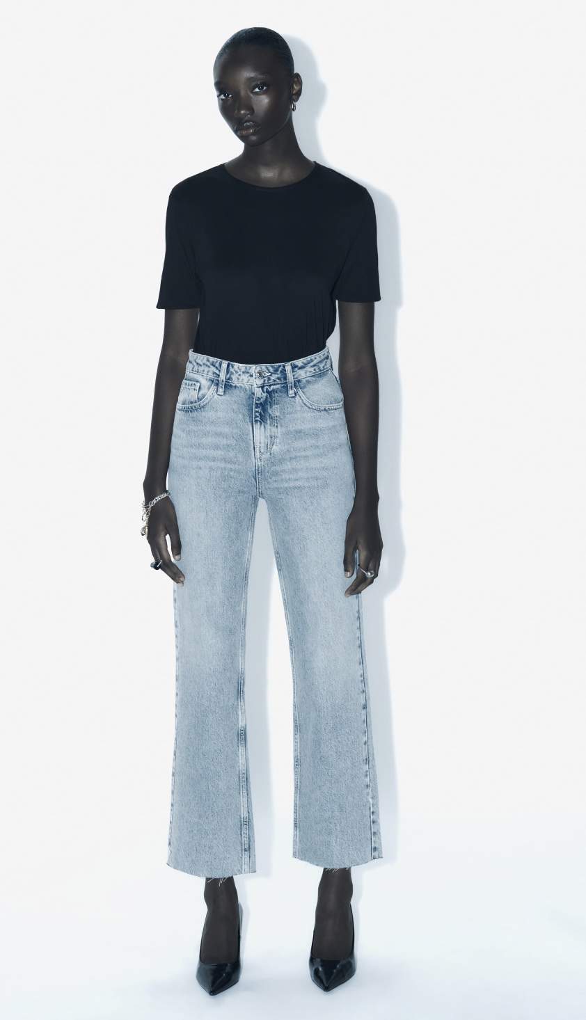 Pantalon Acampanado Largo De Pantalon Para Bajitas Encontré Los Secretos Para Llevar Jeans Acampanados Con Blusas En Tendencia  Primavera-Verano 2025 (si Eres Bajita) Vogue México