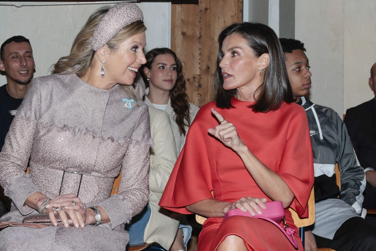 La reina Letizia reaparece junto a Máxima de Holanda recuperadísima y muy favorecida con un look color block reciclado