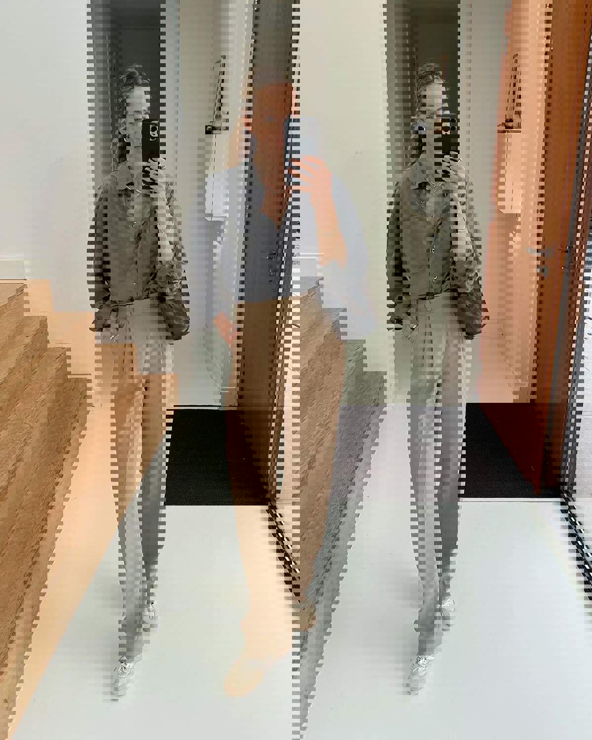 Descargar fondos de Modamasculina Con Camisa Metida Por Dentro |  Wallpapers.com, image size:1200x1499