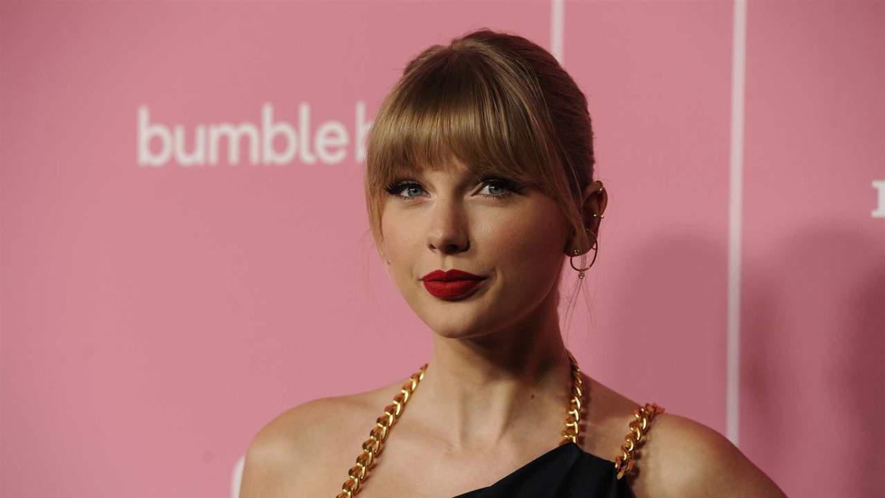 Los 5 looks más inspiradores de Taylor Swift que replicar en Zara con  prendas de nueva temporada: de un vestido negro a una falda vaquera, image size:1280x720
