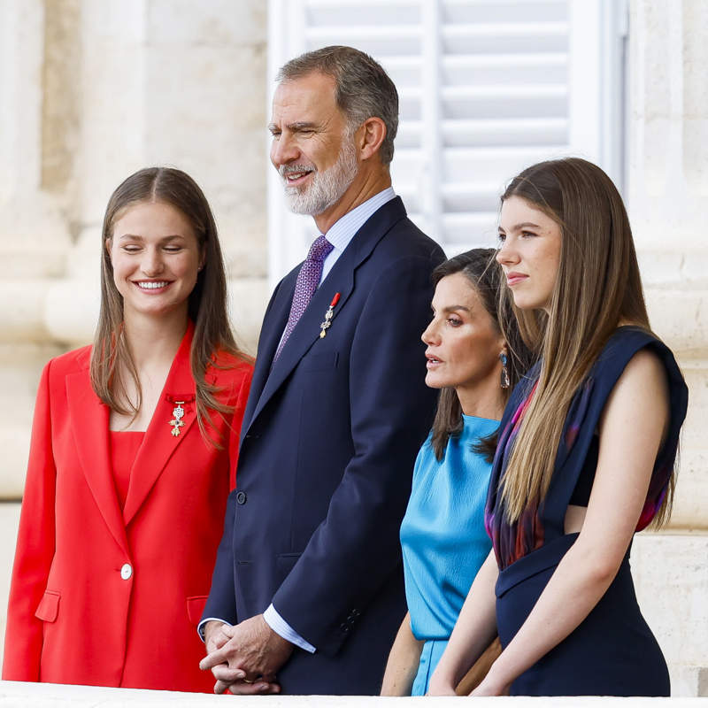 Leonor y Sofía se saltan el protocolo para sorprender a sus padres en mitad de la comida del aniversario de la proclamación de Felipe VI