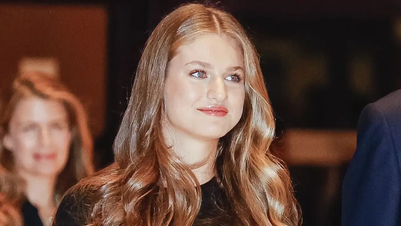 Leonor, radiante en los Premios Princesa de Asturias con una voluminosa  falda de tul plisada, body ajustado y tacones