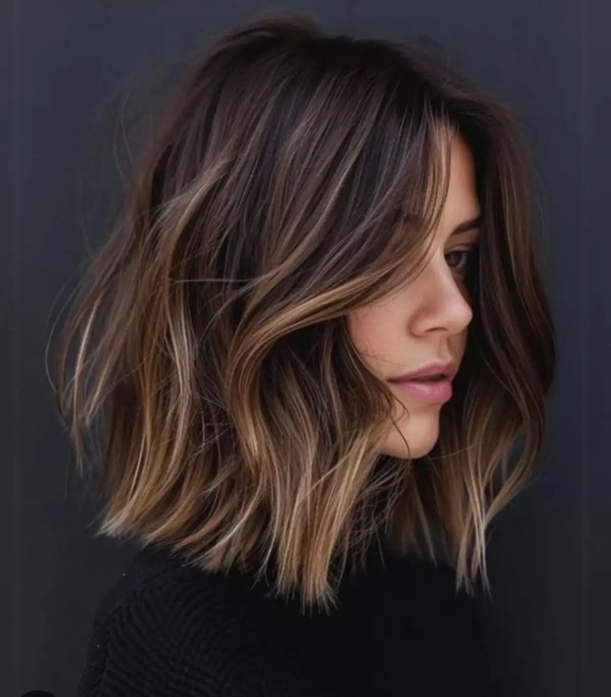 15 cortes de pelo media melena escalado efecto antiedad y de moda en 2025, image size:1200x1367