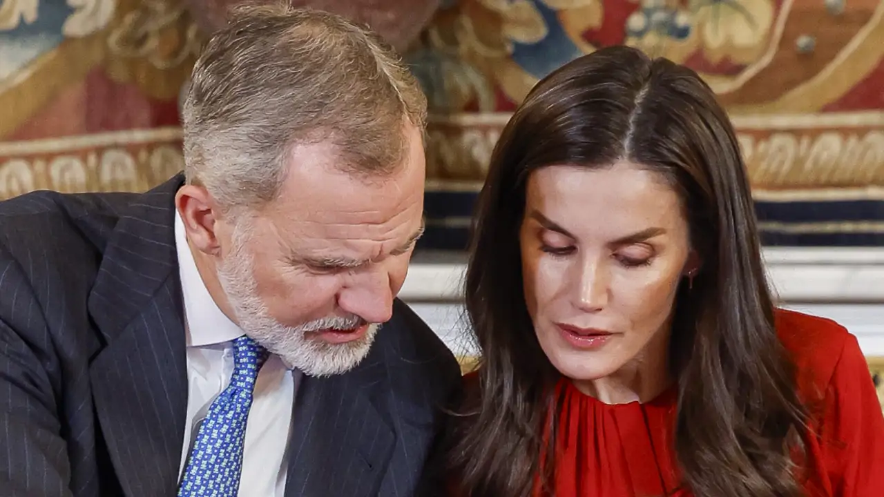 El álbum más romántico de los reyes Felipe y Letizia sale a la luz:  complicidad, gestos de amor y una nueva 'vida de novios'