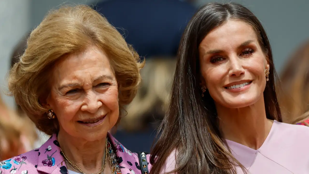Una experta en protocolo sobre la reina Letizia y doña Sofía: "Su gesto no implica sumisión ni altera la jerarquía, sino que refuerza la elegancia y el respeto intergeneracional"