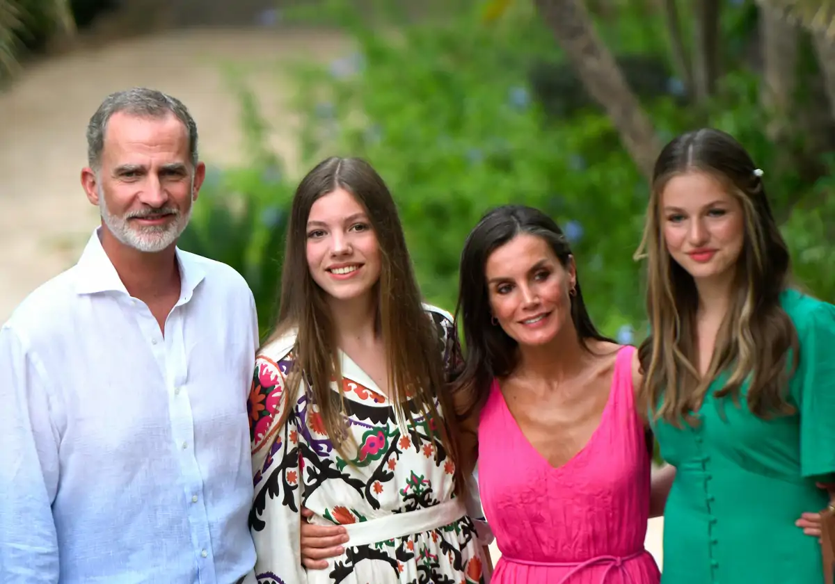 María José Gómez y Verdú, experta en protocolo: "Cuando la Infanta Sofía viaja a Palma de Mallorca escoge estilismos frescos y desenfadados que proyectan cercanía y juventud"