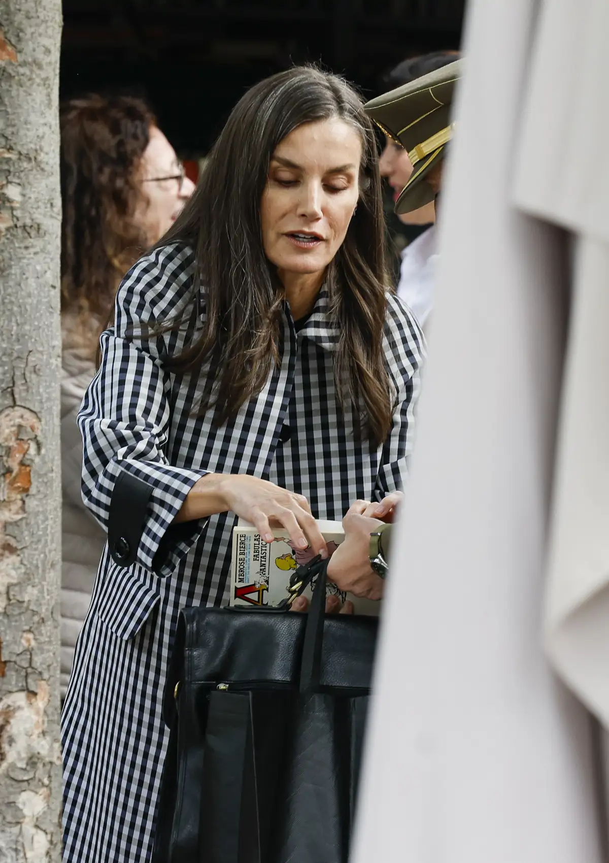 Una experta en protocolo advierte sobre la reina Letizia: "El gesto de  solicitar dinero a su escolta, lejos de restar formalidad, humaniza su  figura"