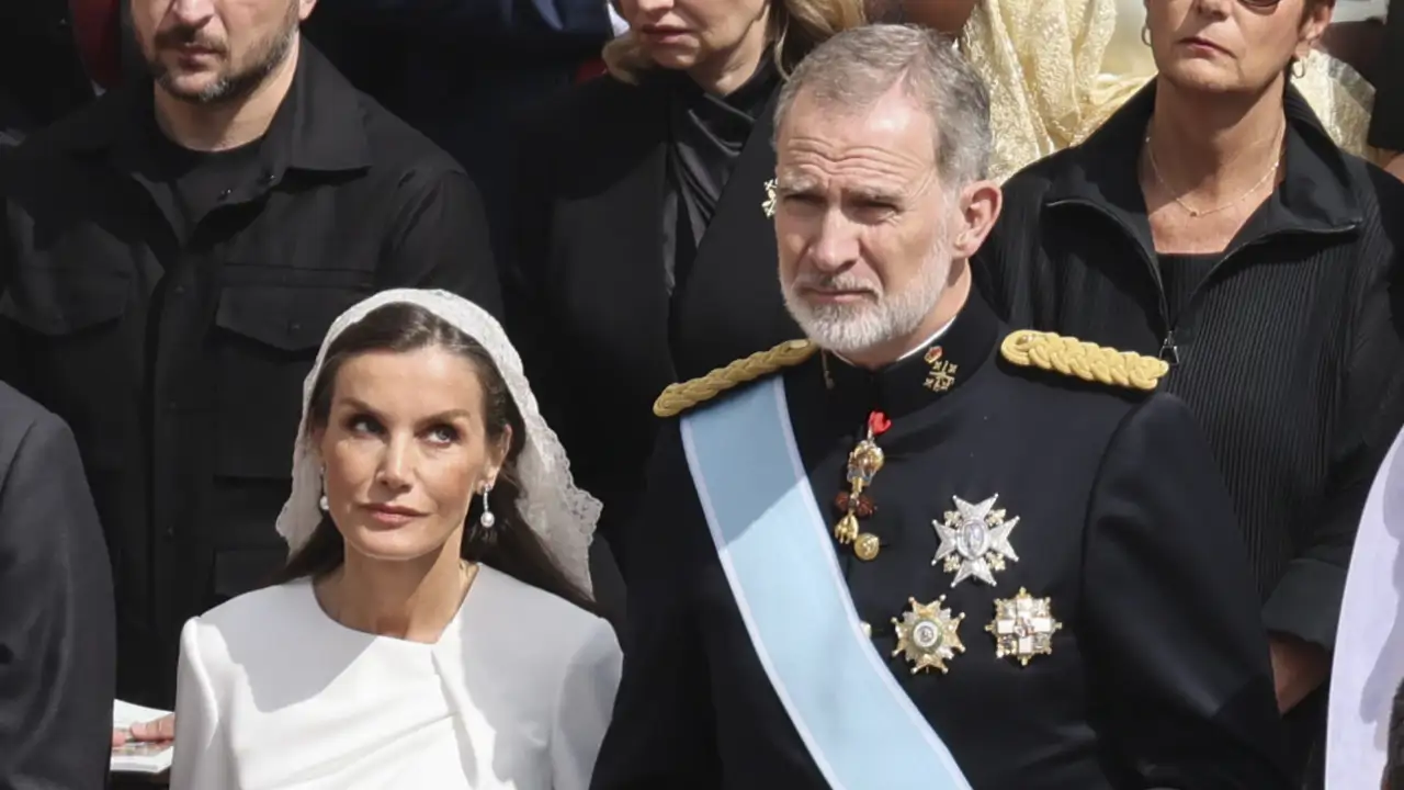 Fallo de protocolo o reinterpretación? La reina Letizia, protagonista de la  polémica en la misa inaugural del papa León XIV