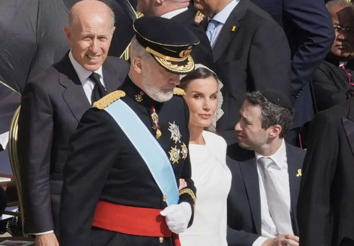 la-reina-letizia-de-blanco-en-la-misa-inaugural-del-papa-le-n-xiv