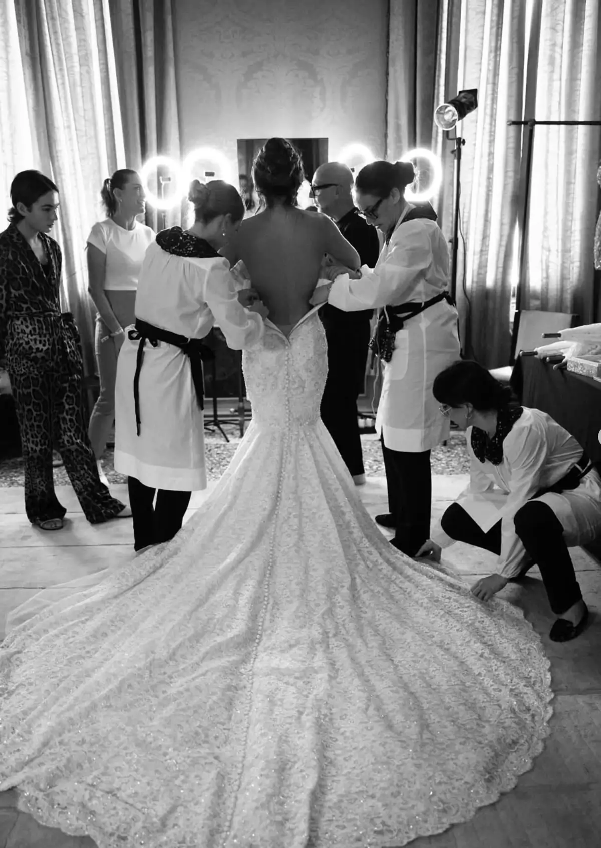 Un conocido diseñador, atónito con el vestido de novia de Lauren Sánchez en  su boda con Jeff Bezos: \, image size:1200x1693