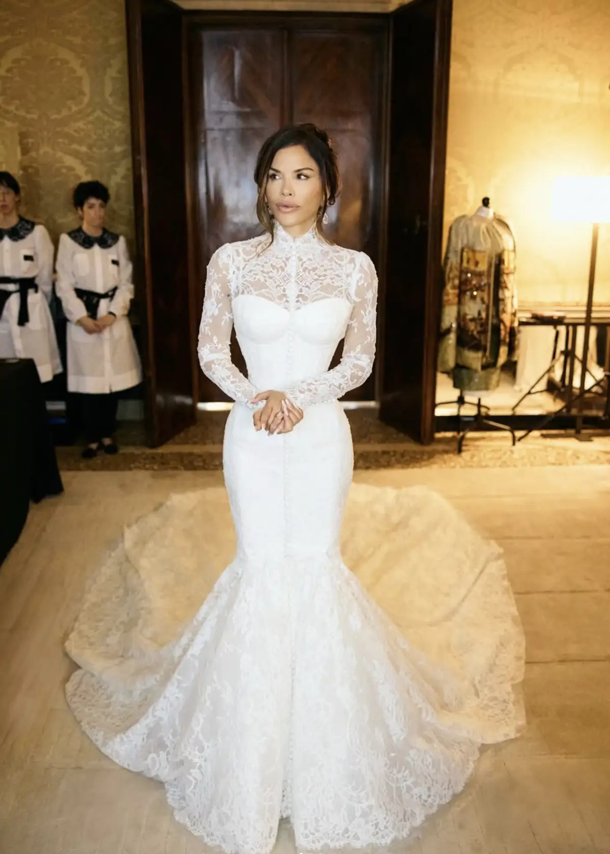 Un conocido diseñador, atónito con el vestido de novia de Lauren Sánchez en  su boda con Jeff Bezos: \, image size:1200x1680