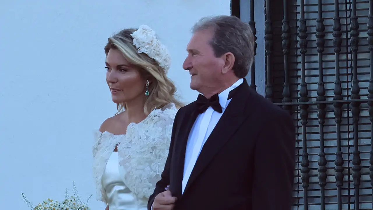 Del romántico vestido de la novia con capa a los invitados: Todas las  imágenes de la boda de Luis Astolfi Jr. y Cristina Serrano en Marbella, image size:1280x720