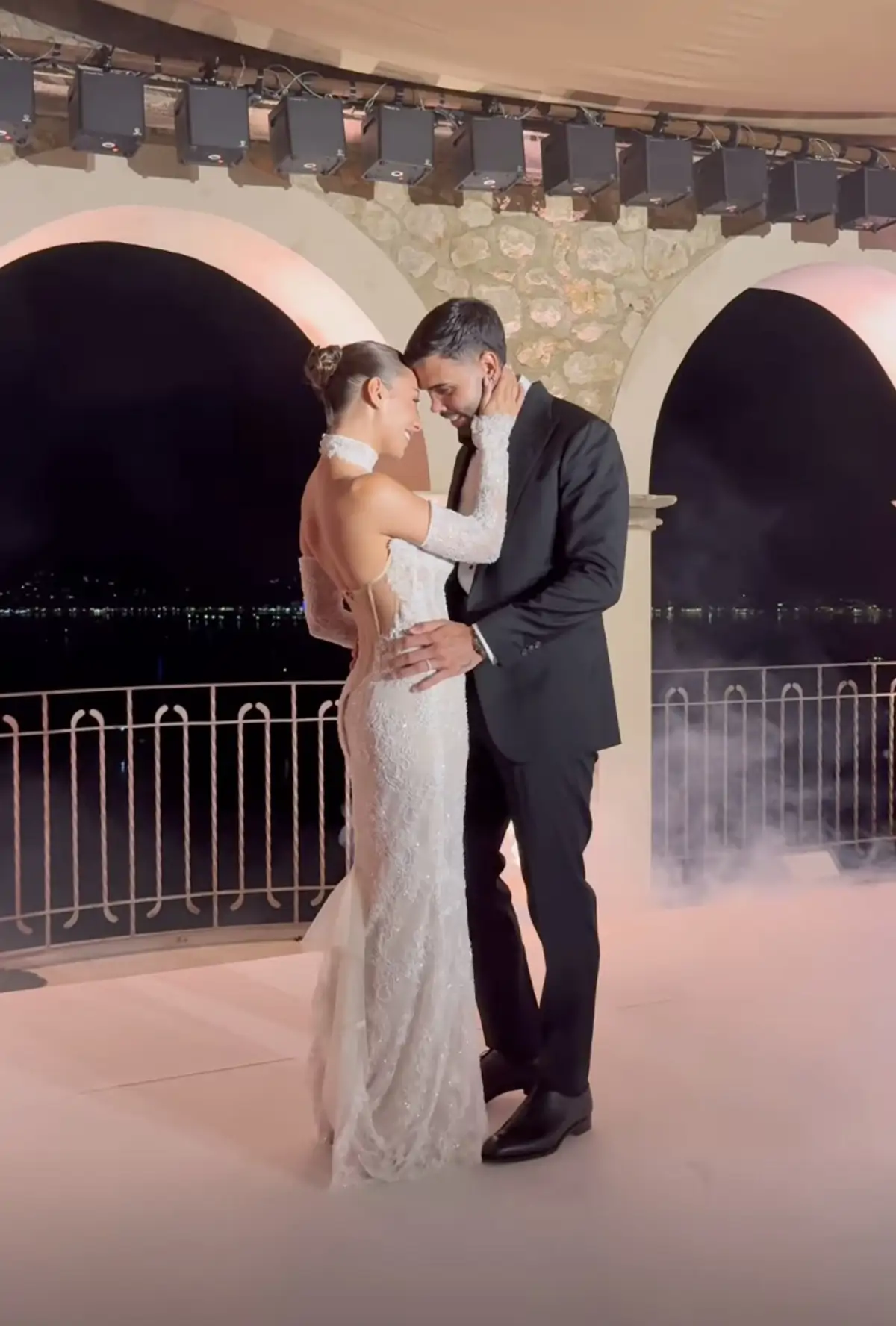 De los dos impresionantes vestidos de novia a la actuación de Omar Montes:  Las imágenes de la boda del futbolista David Raya y la modelo Tatiana  Trouboul, image size:1200x1776