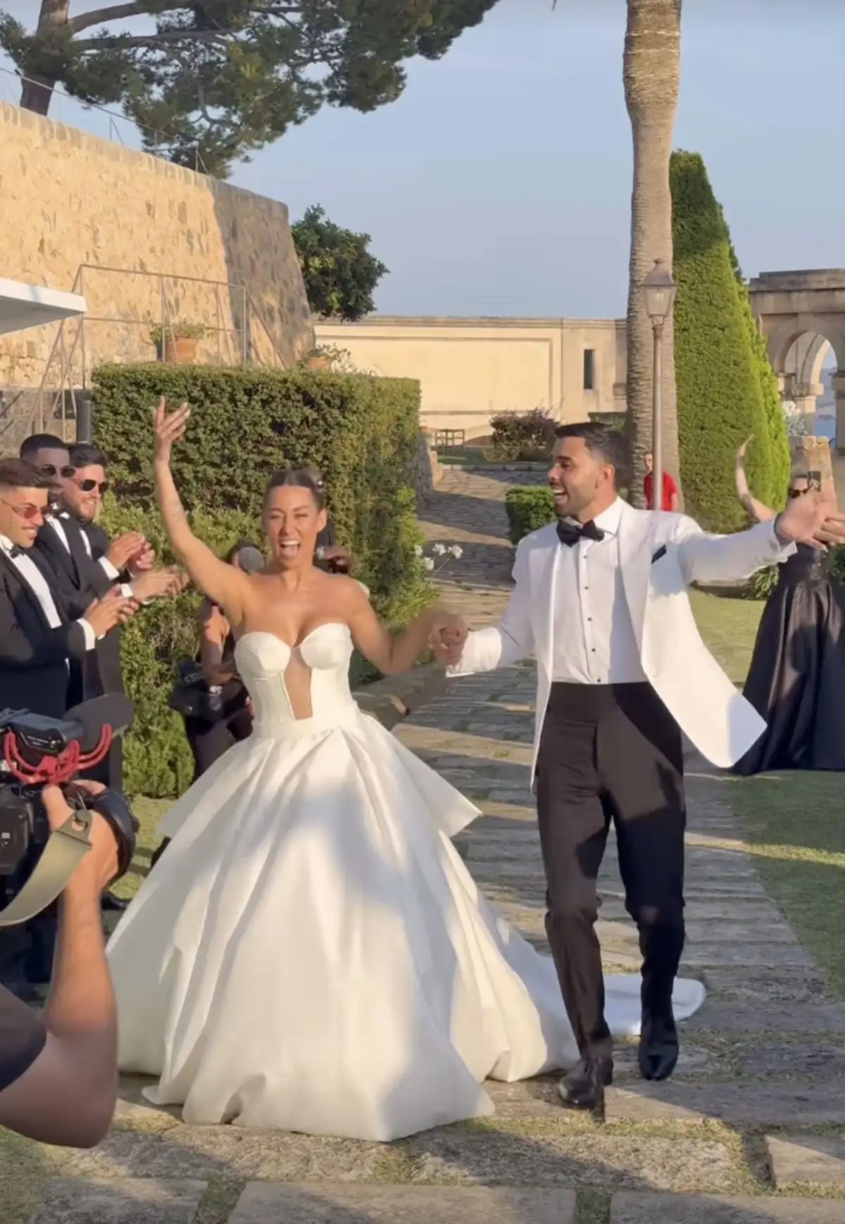 De los dos impresionantes vestidos de novia a la actuación de Omar Montes:  Las imágenes de la boda del futbolista David Raya y la modelo Tatiana  Trouboul, image size:1200x1738