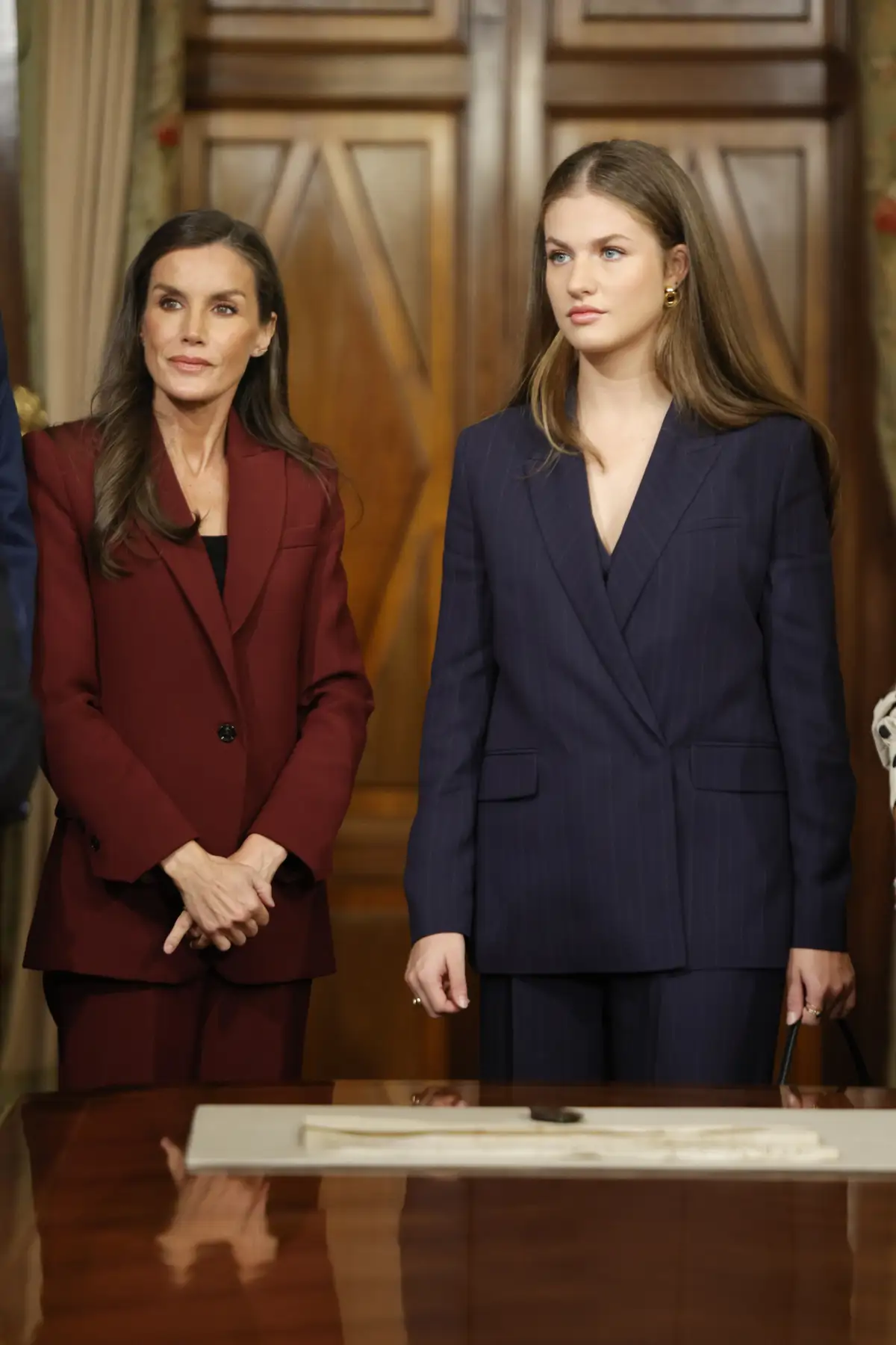 La reina Letizia da un paso atrás en favor de Leonor en su visita histórica  a Navarra: el traje que te sacará de cualquier apuro en entretiempo