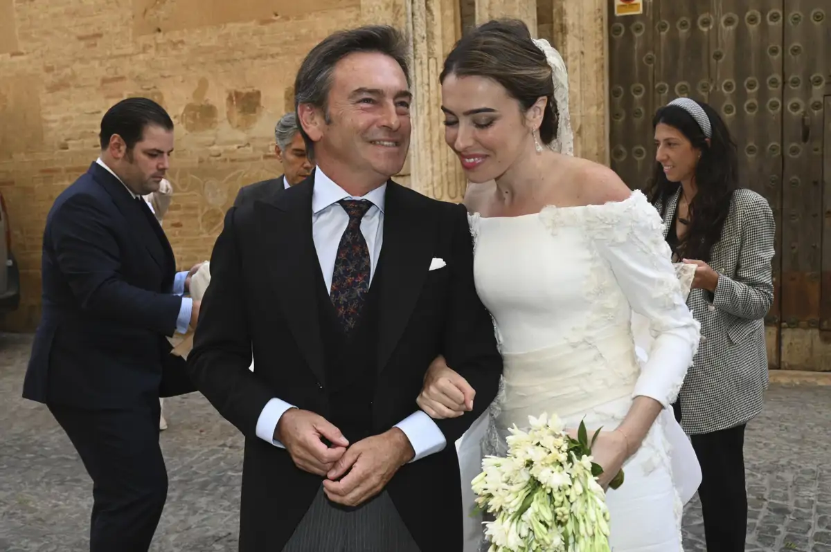 Julia Bolaños se casa en Sevilla con un look 'Made in Spain': elegante,  tradicional y con bordados, image size:1200x798