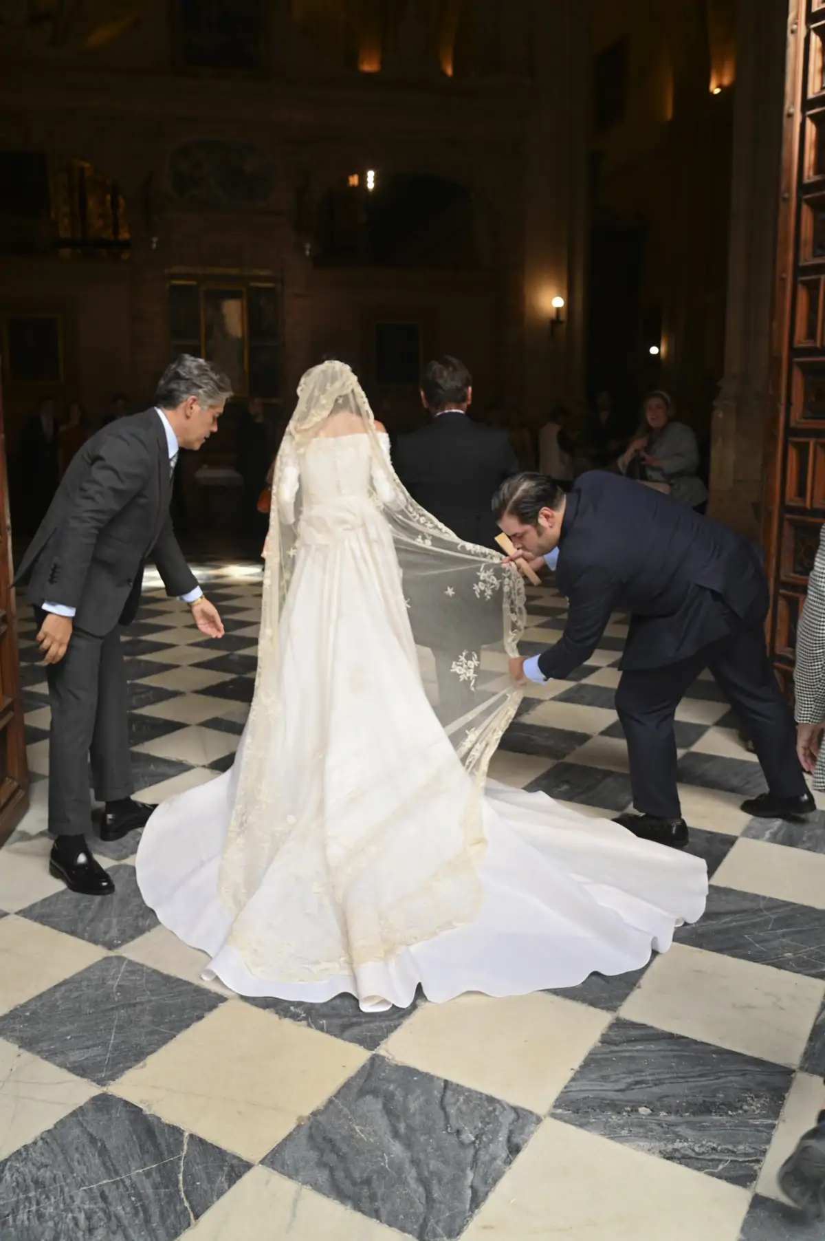 Julia Bolaños se casa en Sevilla con un look 'Made in Spain': elegante,  tradicional y con bordados, image size:1200x1804