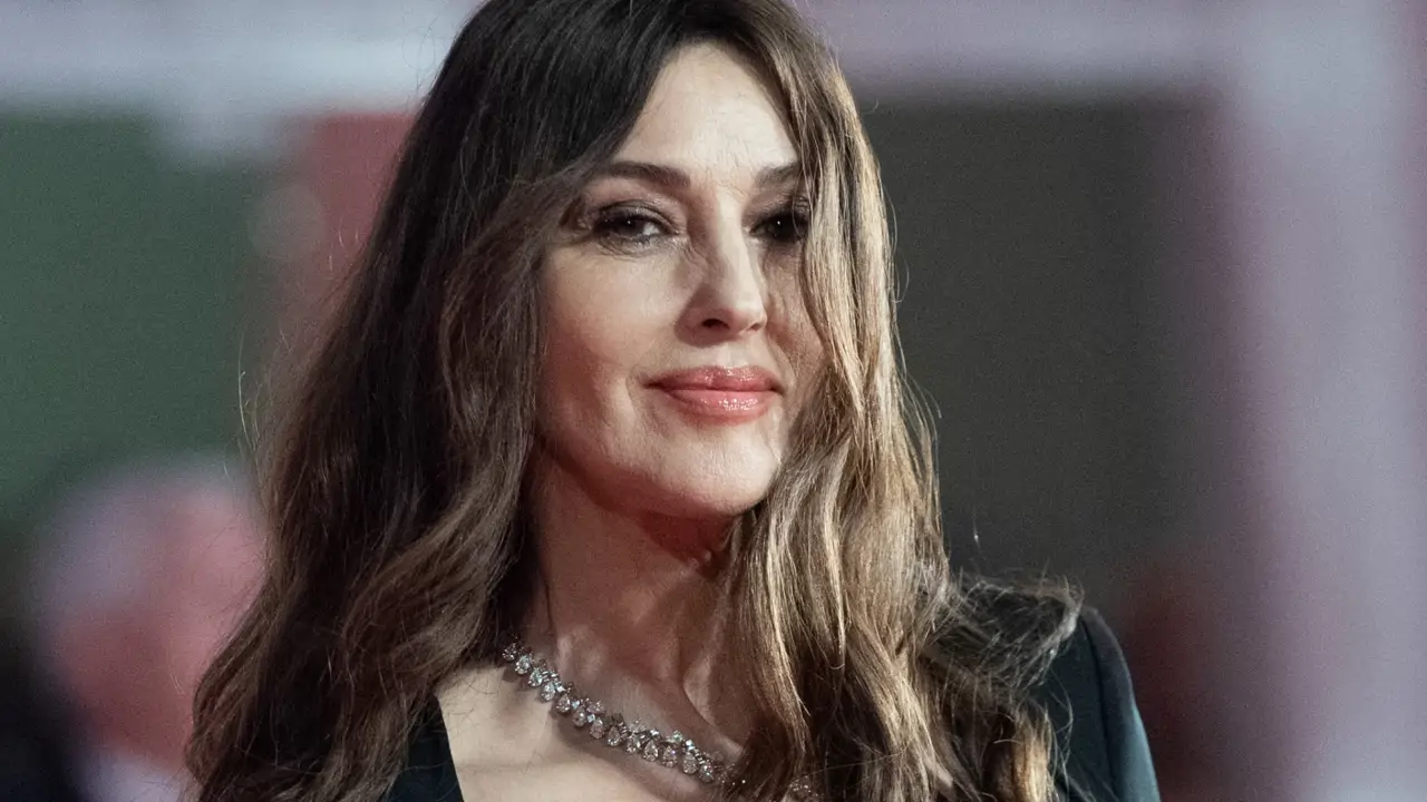 Mónica Bellucci cumple 60: "Mi piel es tan delicada que necesito productos muy ligeros y naturales, a veces solo me pongo aceite. Me gustan el de almendra, oliva y arroz"