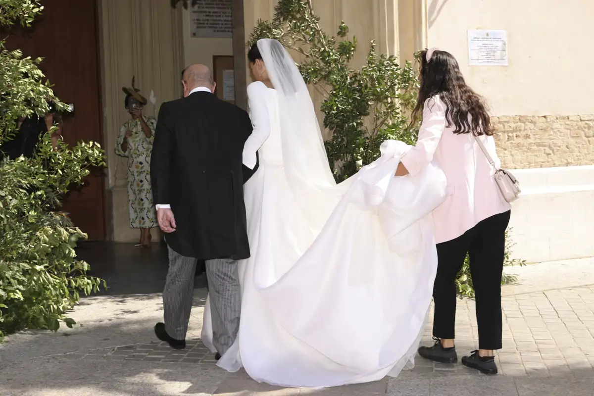 Bárbara Mirjan conquista con su vestido de novia en su boda con Cayetano Martínez de Irujo: tradicional, clásico y con guiños a Sevilla