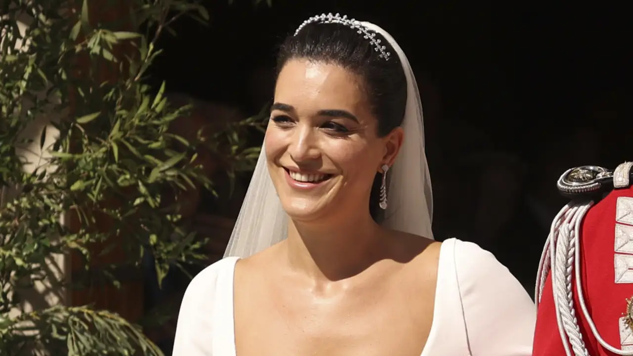 Bárbara Mirjan conquista con su vestido de novia en su boda con Cayetano  Martínez de Irujo: tradicional, clásico y con guiños a Sevilla