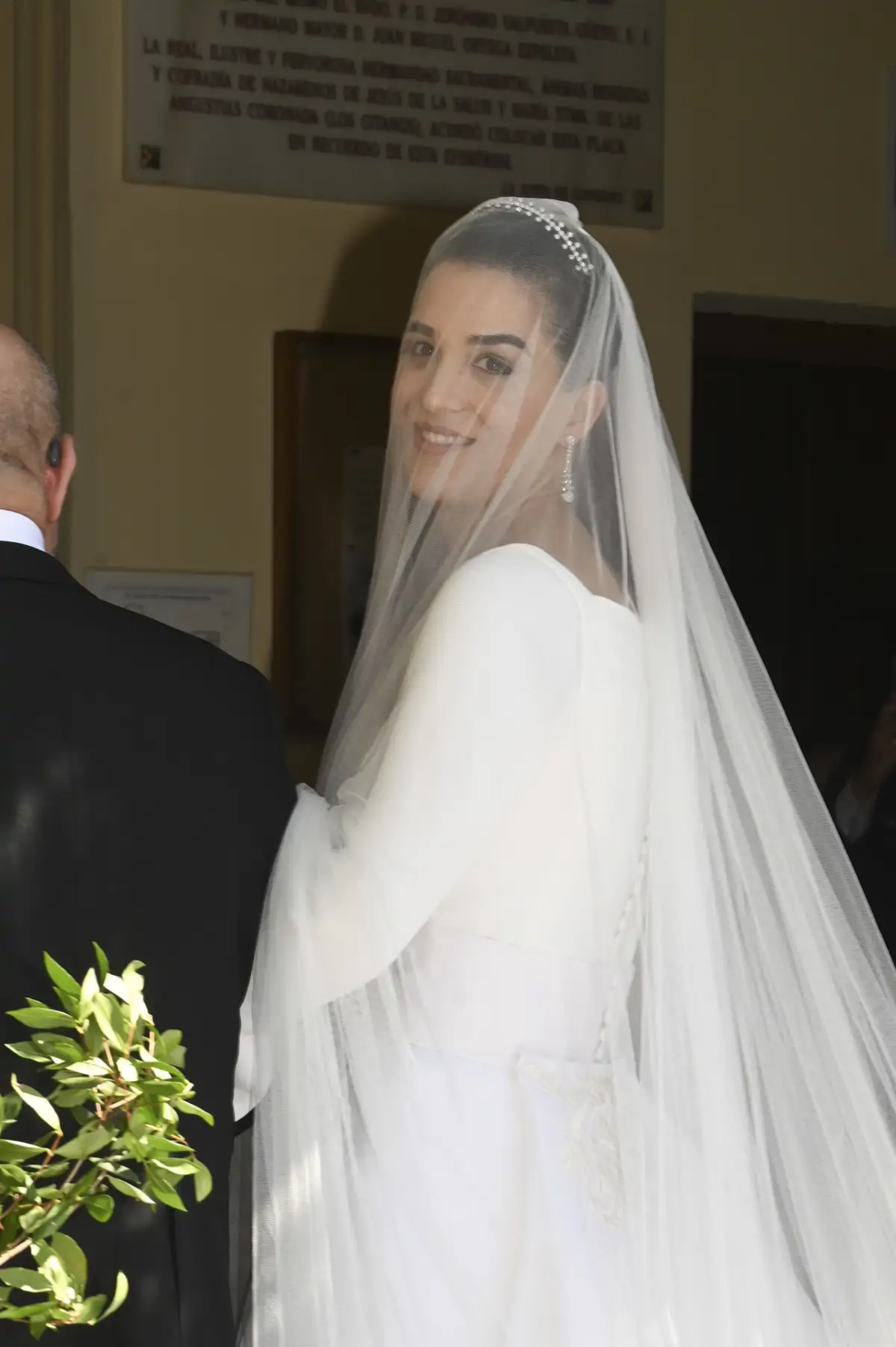 Todas las fotos de la boda de Cayetano Martínez de Irujo y Bárbara Mirjan:  de los looks de las invitadas al inesperado abrazo entre hermanos, image size:1200x1804