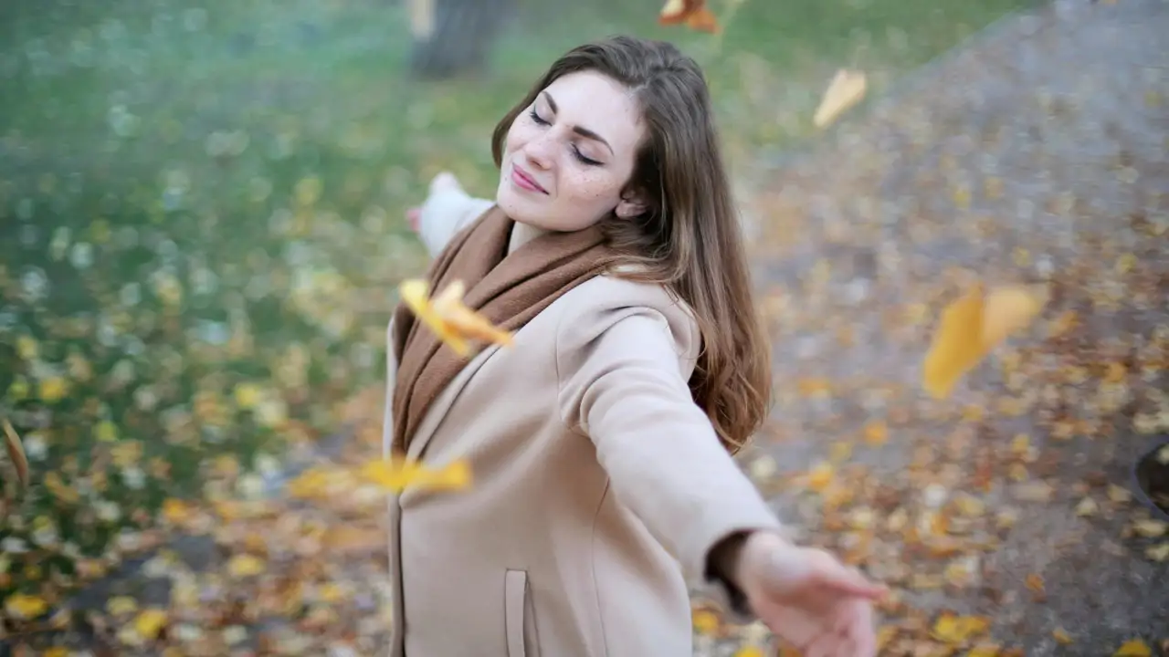 La increíble frase de Albert Einstein sobre el amor para encontrar la  felicidad y no vivir más desde el miedo, image size:1280x720