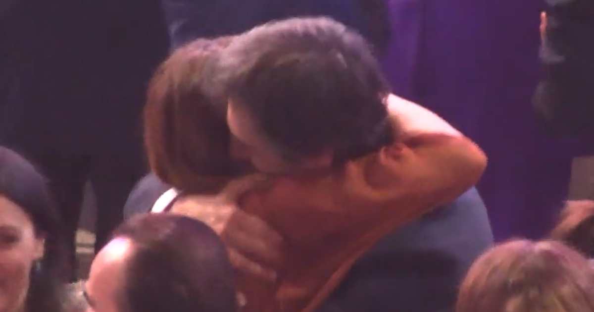 El apasionado beso de Juan del Val a Nuria Roca tras ganar el Premio  Planeta 2025