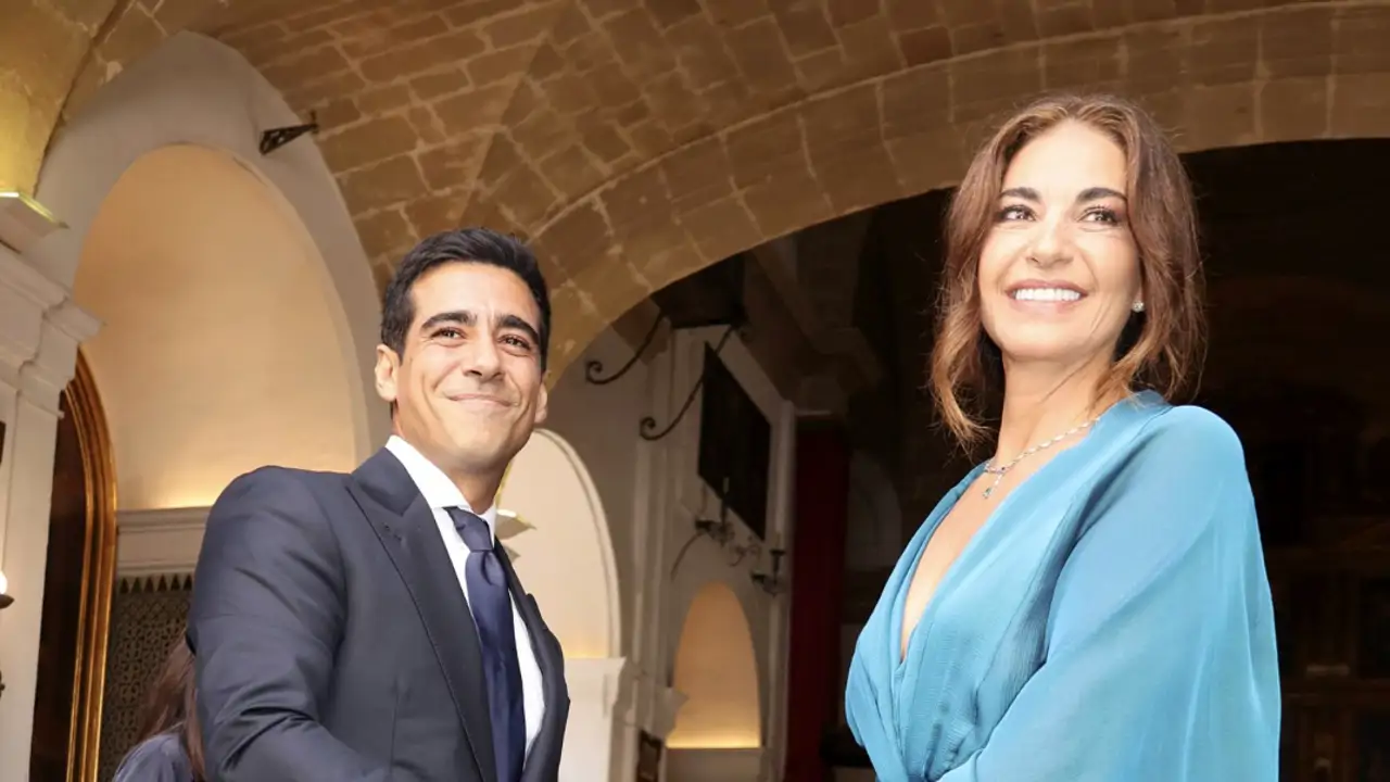 Mariló Montero, impecable con su vestido de madrina en la boda de su hijo Alberto Herrera: largo, con capa y original mezcla de colores