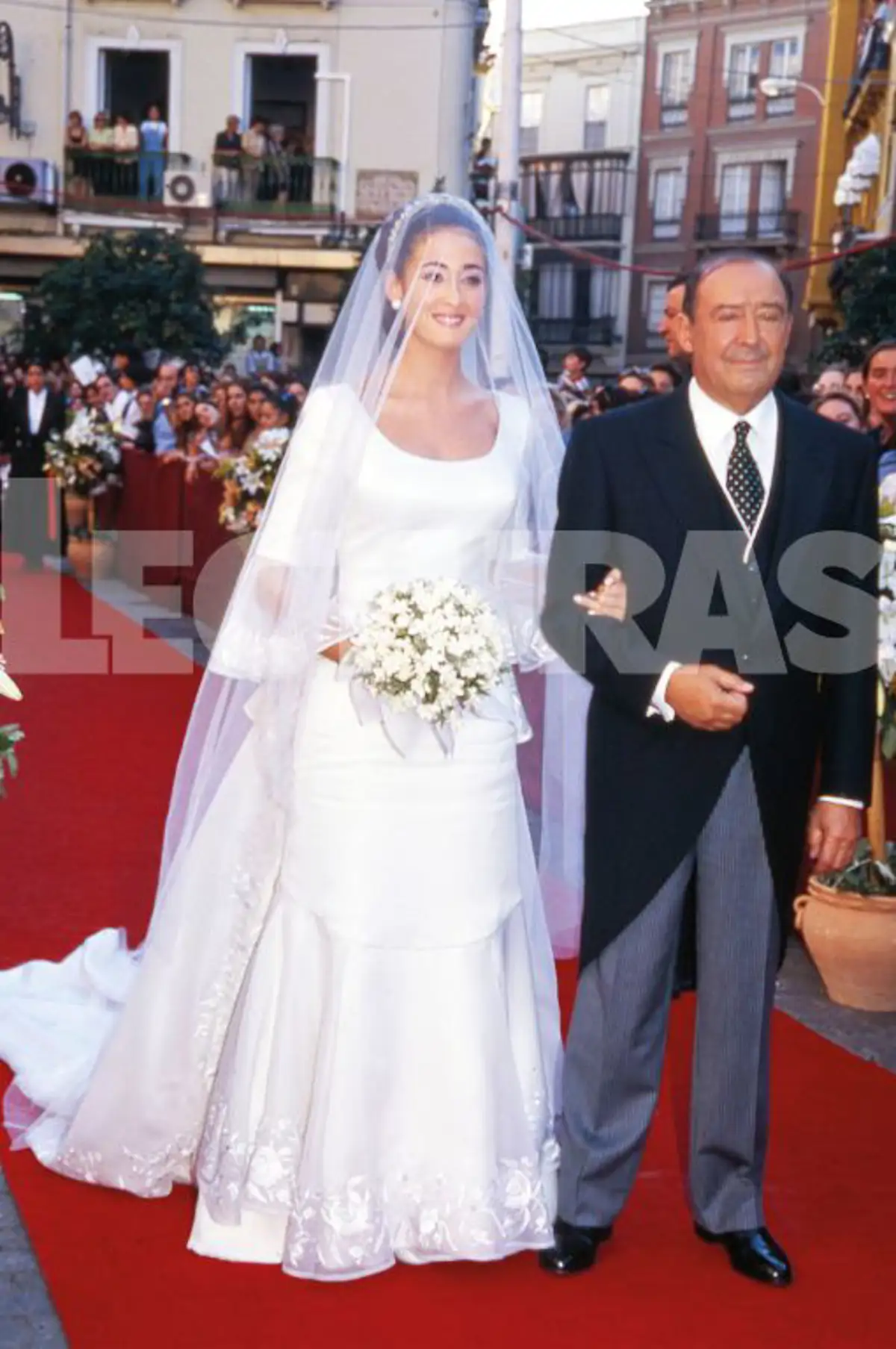 Todas las fotos | Rocío Jurado, Mariló Montero, Marta Sánchez: Así fue la  boda de cuento de Vicky Martín Berrocal y Manuel Díaz 'El Cordobés', image size:1200x1807