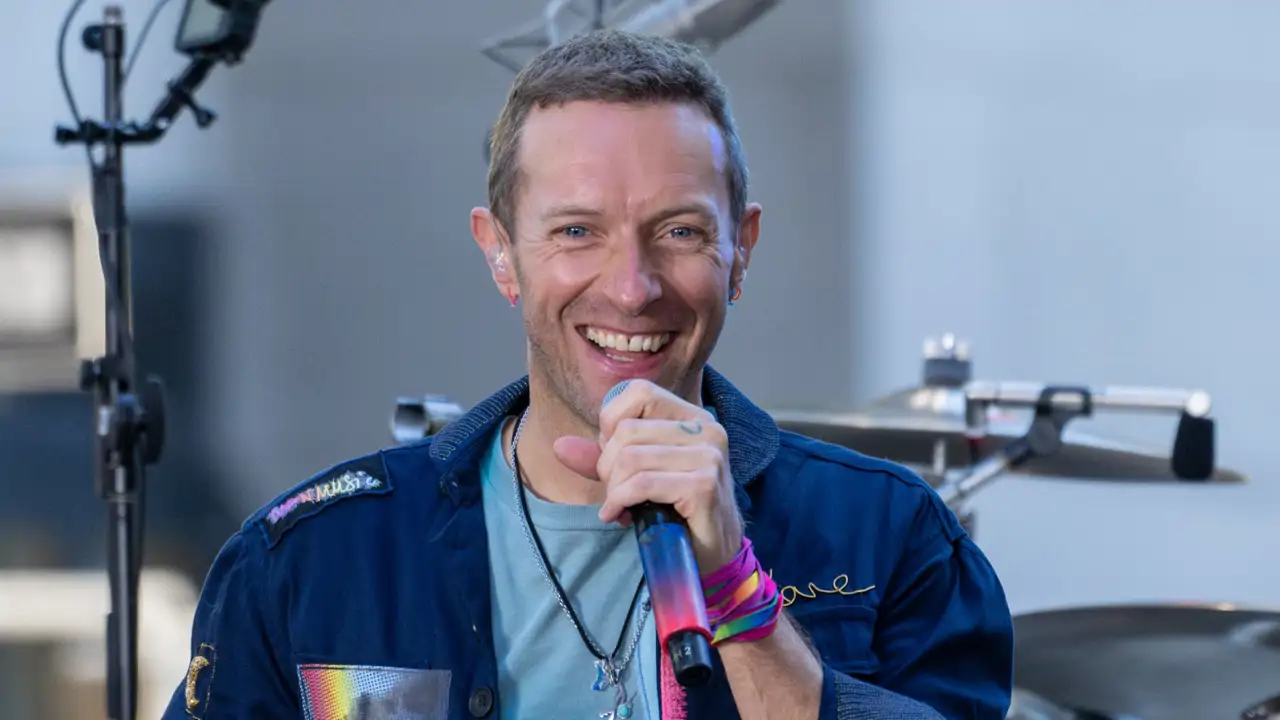 Chris Martin (48), de Coldplay, solo come una vez al día para parecerse