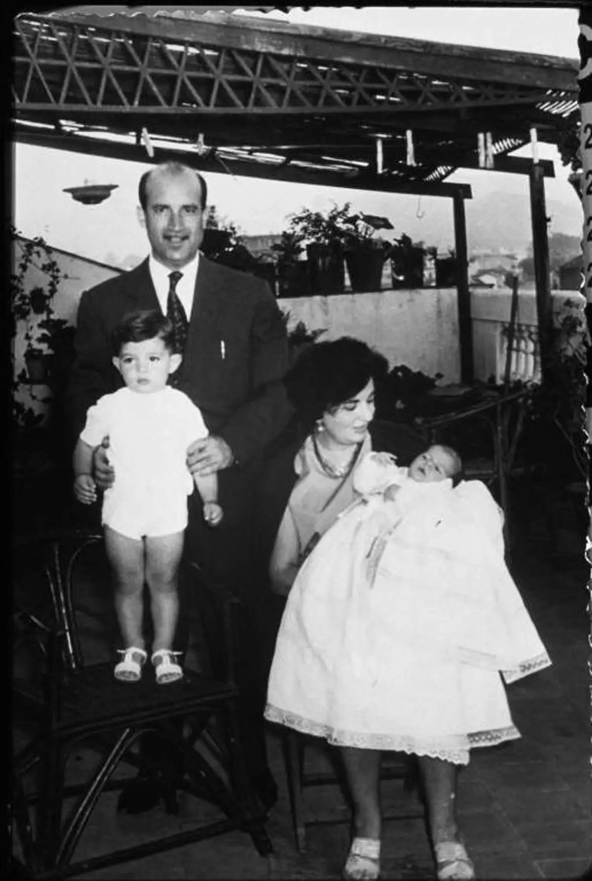 Los grandes sacrificios de los padres de Antonio Banderas para que este  diese el salto a Hollywood, image size:1200x1786