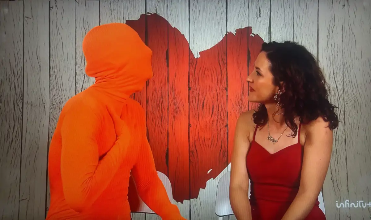 Pasajero Z revoluciona 'First Dates' con la cita más surrealista: sin cara,  sin voz y sin identidad