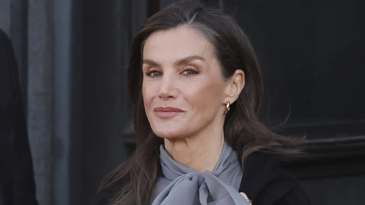 La reina Letizia, poderosa en su visita al Teatro Real de Madrid, renueva su uniforme de trabajo con falda de cuero y camisa con transparencias