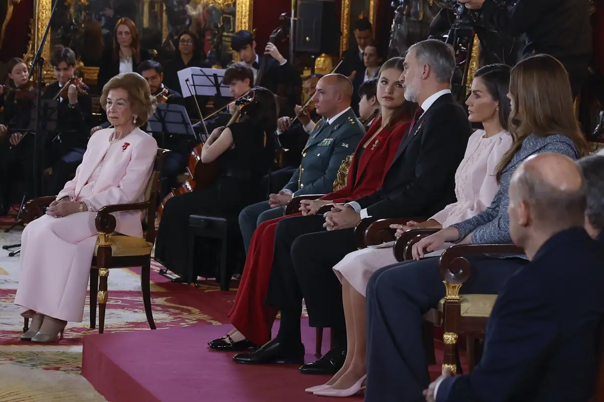 Todas las imágenes y las anécdotas de la entrega el Toisón de oro a la reina  Sofía: de las palabras del rey Felipe a un protocolo relajado