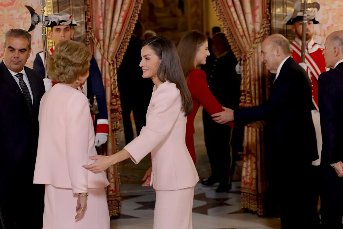 La princesa Leonor, fiel al traje sastre más favorecedor y navideño en la  entrega del Toisón de oro a la reina Sofía