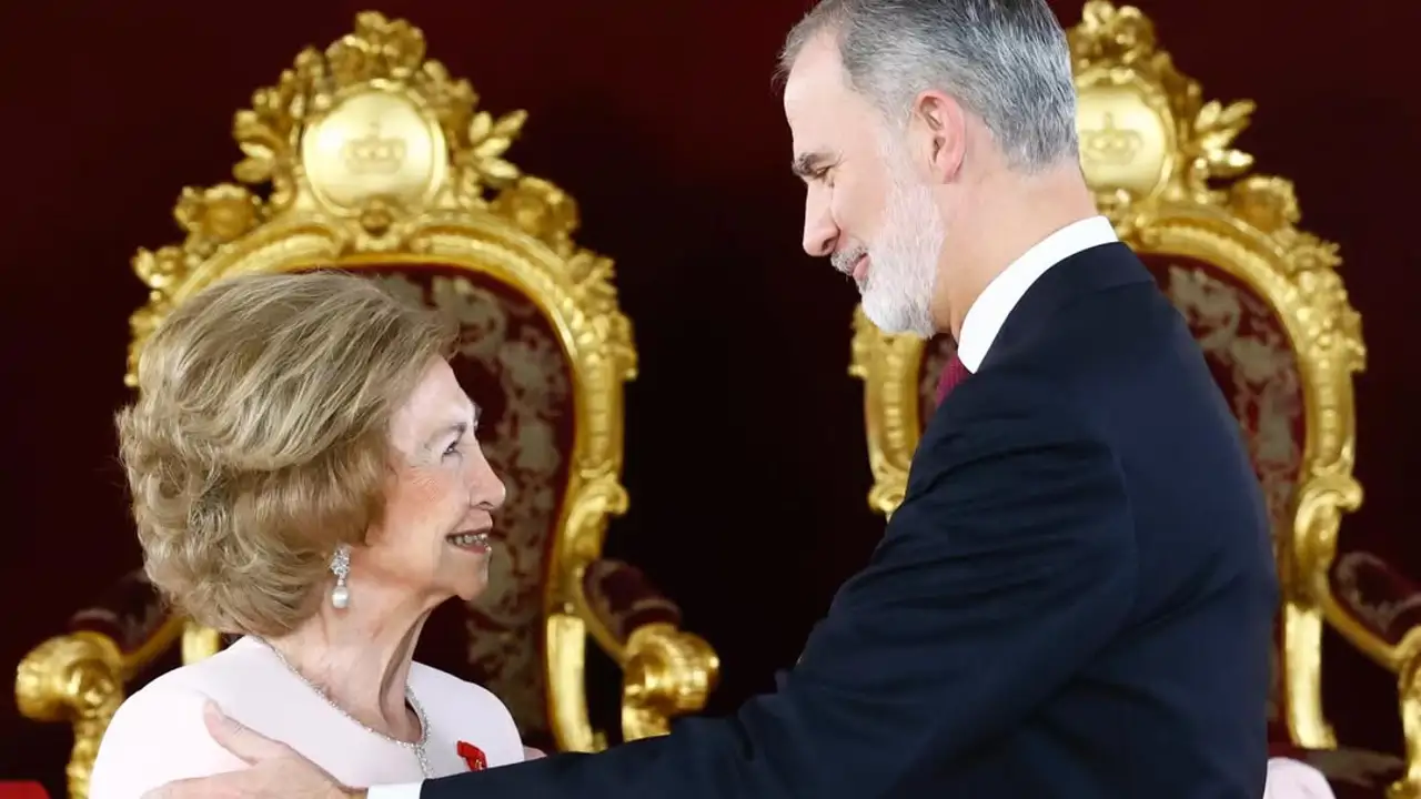 Todas las imágenes y las anécdotas de la entrega el Toisón de oro a la reina  Sofía: de las palabras del rey Felipe a un protocolo relajado