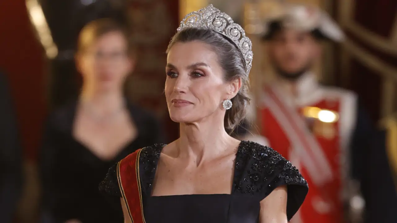 La reina Letizia deslumbra en la cena de gala del Palacio Real con la tiara Cartier y un impresionante vestido negro de escote cuadrado y hombros joya