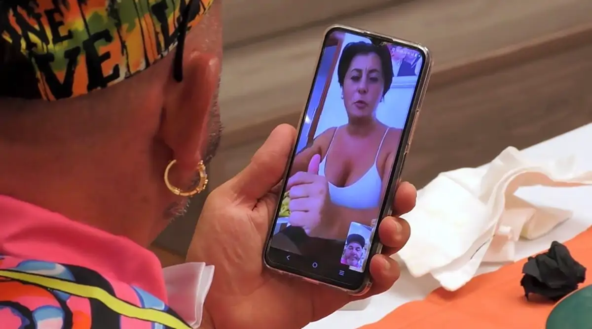 Lo nunca visto en 'First Dates': un comensal interrumpe su cita para coger  una videollamada