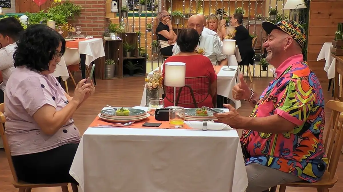 Lo nunca visto en 'First Dates': un comensal interrumpe su cita para coger  una videollamada
