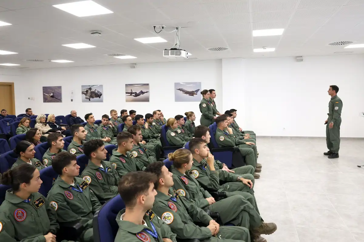 La princesa Leonor ha estado muy concentrada en la formaci&#243;n dirigida a los m&#225;s de 50 futuros oficiales del cuarto curso con especialidad en vuelo.
