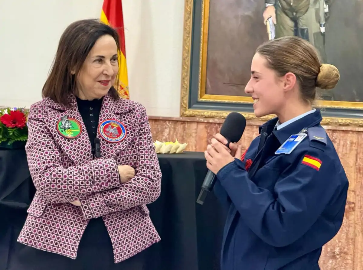Margarita Robles ha impartido una charla muy especial, y ha procesa su profundo orgullo de contar en la AGA de San Javier (Murcia) con la princesa de Asturias.
