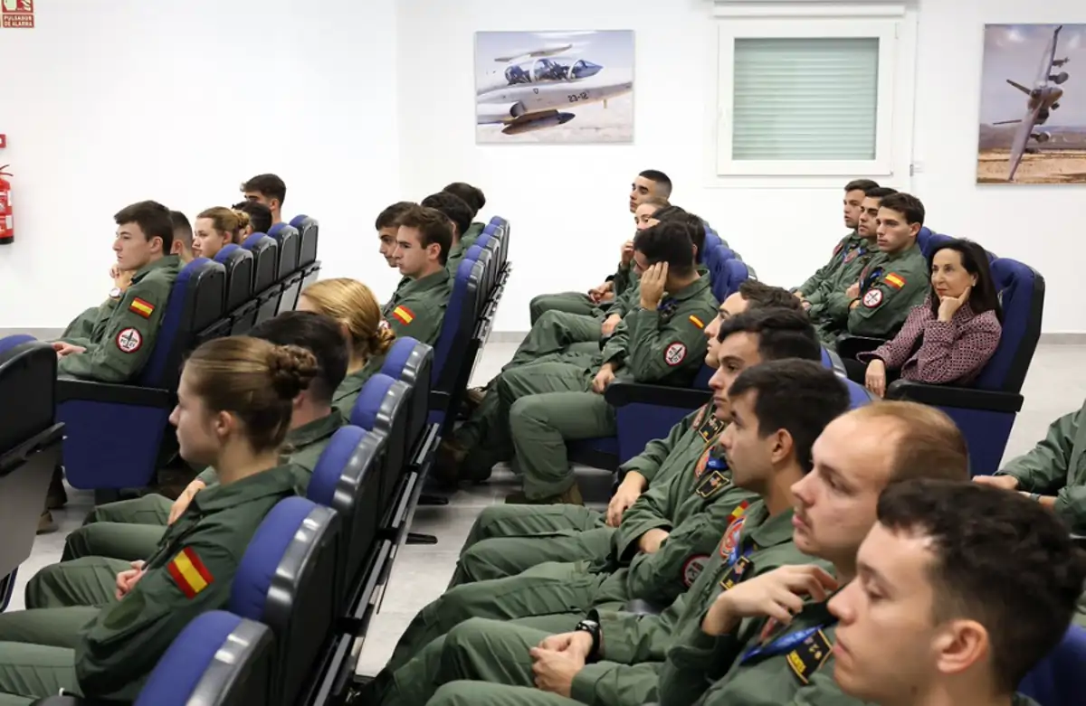 La princesa de Asturias y el resto de compa&#241;eros han prestado atenci&#243;n a las nuevas herramientas que el centro militar les ha proporcionado.&amp;nbsp;
