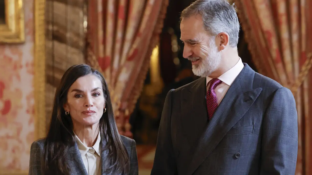 Felipe y Letizia se unen frente a los ataques de Juan Carlos I: visten a juego con el traje estampado de acento inglés más elegante