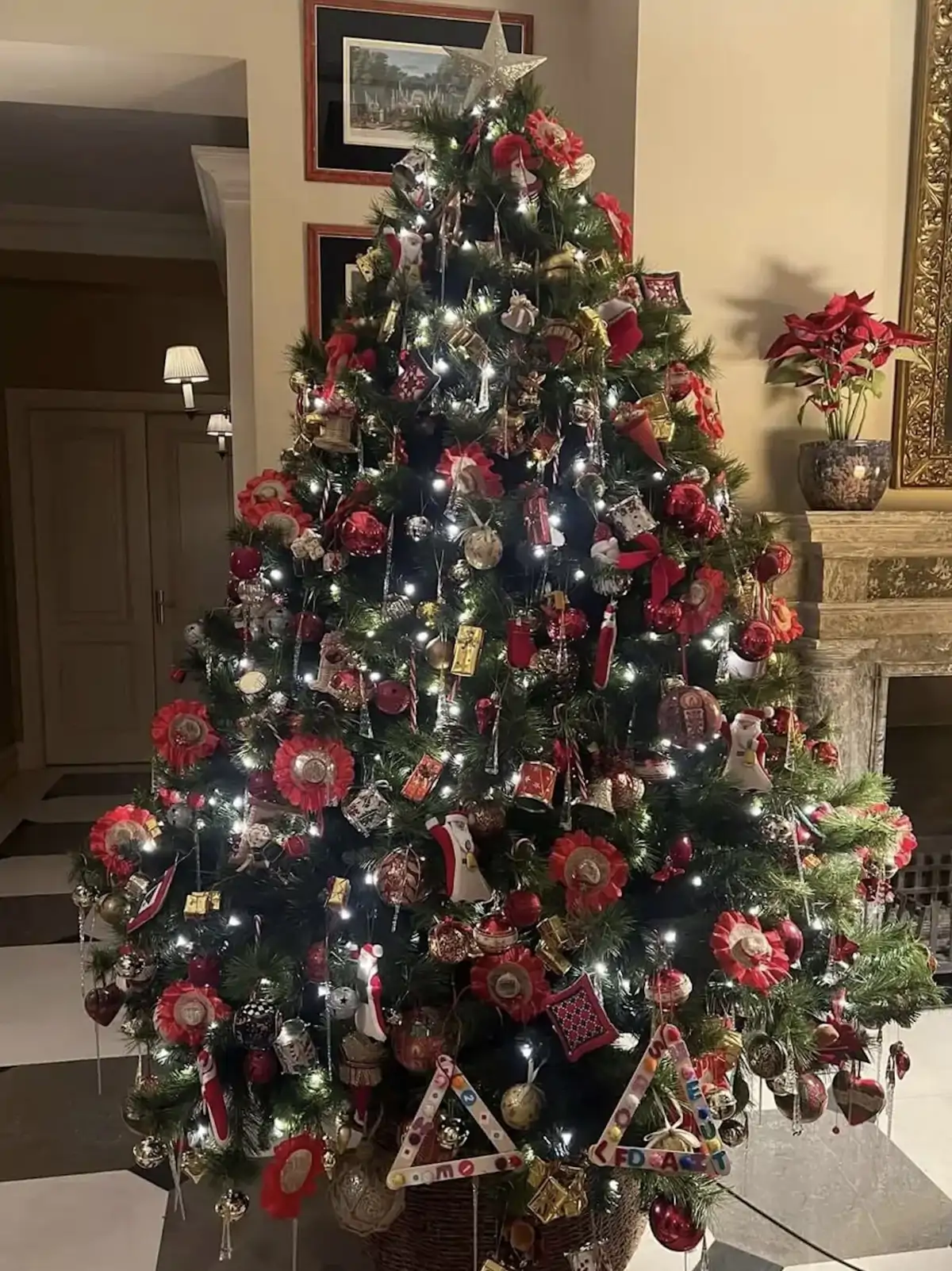 En a&#241;os anteriores, la decoraci&#243;n del &#225;rbol de Navidad de Isabel Preysler ha sido parecida a la de ahora.
